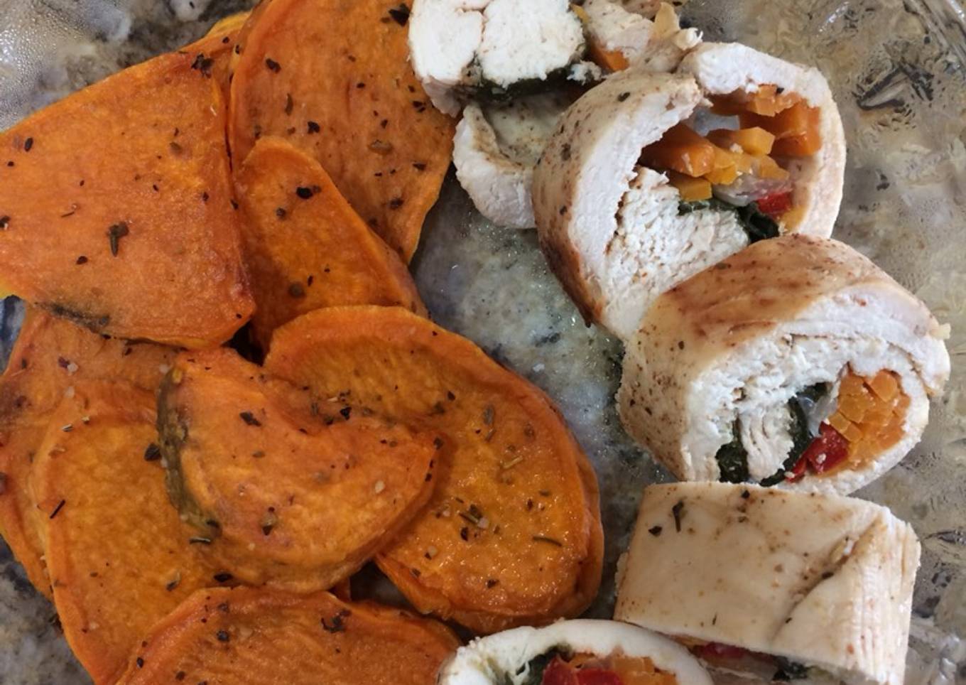 Pollo relleno de espinaca y vegetales, camote al horno