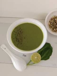 પાલક અને ફણગાવેલા મગ નો સુપ (Palak Sprout Moong Soup Recipe In Gujarati) રેસીપી મુખ્ય ફોટો