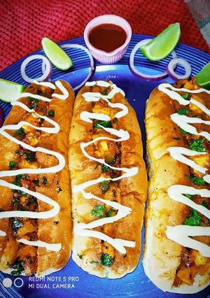 A picture of Masala paneer hot dogs.