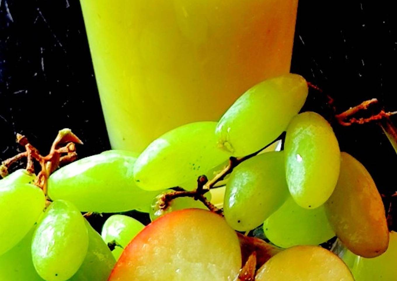 Apple grapes juice