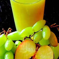 A picture of Apple grapes juice.