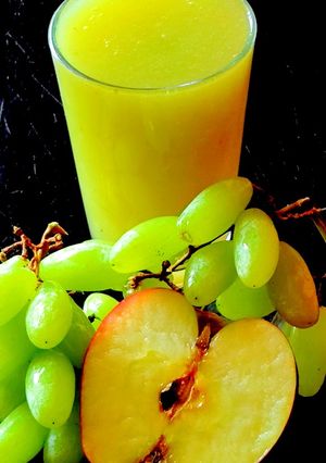 A picture of Apple grapes juice.