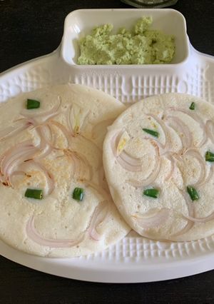 A picture of Onion Uttapam.
