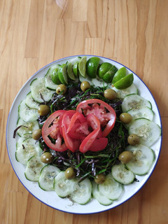 Una foto de Ensalada de hojas de batata y espinacas