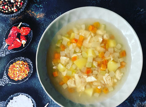 Фото Быстрый куриный супчик из замороженных овощей.