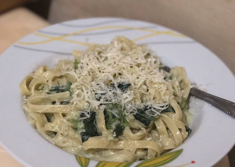 Fettuccine carbonara with spinach