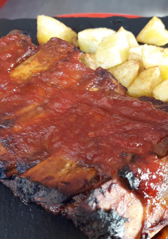 Una foto de Costillas en salsa barbacoa casera