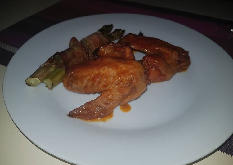 Baconba tekert spárga chilis, mézes, kethcupos csirkeszárnyakkal