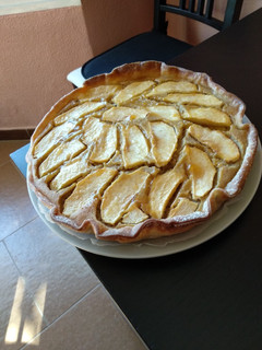 Una foto de Tarta de manzana y hojaldre😊