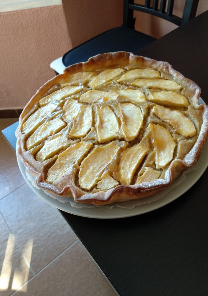 Una foto de Tarta de manzana y hojaldre😊
