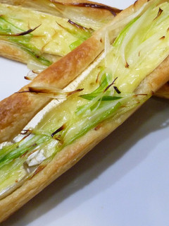 Una foto de Hojaldre con queso brié