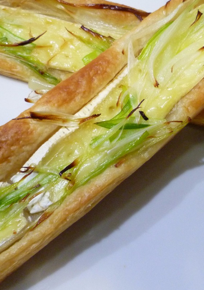 Una foto de Hojaldre con queso brié