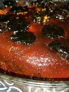 Una foto de Torta invertida de manzanas y ciruelas