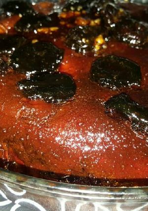 Una foto de Torta invertida de manzanas y ciruelas