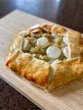 Galette de queso de cabra, setas y cebolla caramelizada