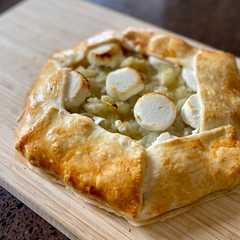Una foto de Galette de queso de cabra, setas y cebolla caramelizada