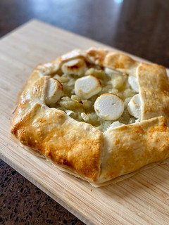 Una foto de Galette de queso de cabra, setas y cebolla caramelizada