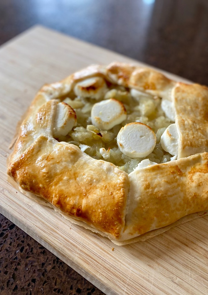 Una foto de Galette de queso de cabra, setas y cebolla caramelizada