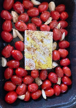 Une photo de Feta, tomates et pâtes
