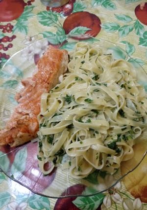 Una foto de Salmón a la sartén con fideos c/crema de acelga