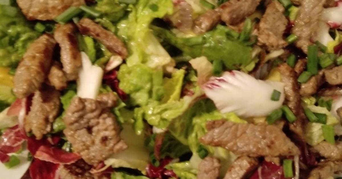 Blattsalate mit Rindfleischstreifen und karamellisiertem Apfel Rezept ...