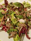 Blattsalate mit Rindfleischstreifen und karamellisiertem Apfel