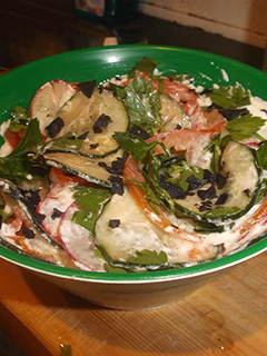 Una foto de Ensalada a rodajas con yogurt y sal negra