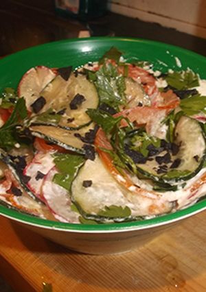 Foto principal de Ensalada a rodajas con yogurt y sal negra