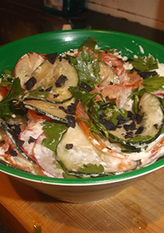 Una foto de Ensalada a rodajas con yogurt y sal negra