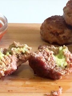 Una foto de Albóndigas rellenas de salsa de aguacate