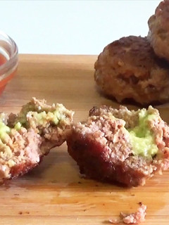 Una foto de Albóndigas rellenas de salsa de aguacate