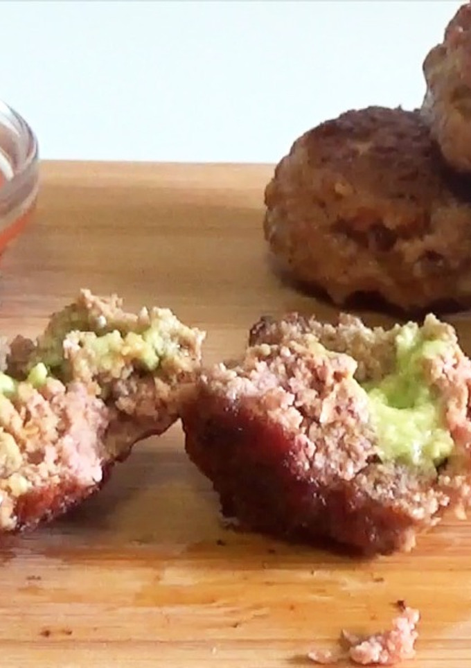 Una foto de Albóndigas rellenas de salsa de aguacate