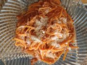 Una foto de spaghetti boloñesa