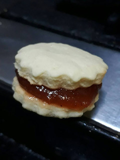 Una foto de Alfajor de dulce de leche o membrillo fácil 🌟🌟🌟🌟🌟