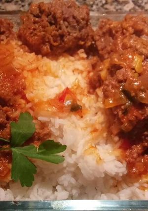 Una foto de Albondigas con arroz y salsita
