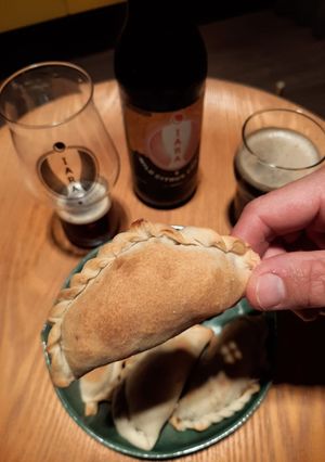 Foto de Empanadas argentinas recheadas com cebola caramelizada e queijo