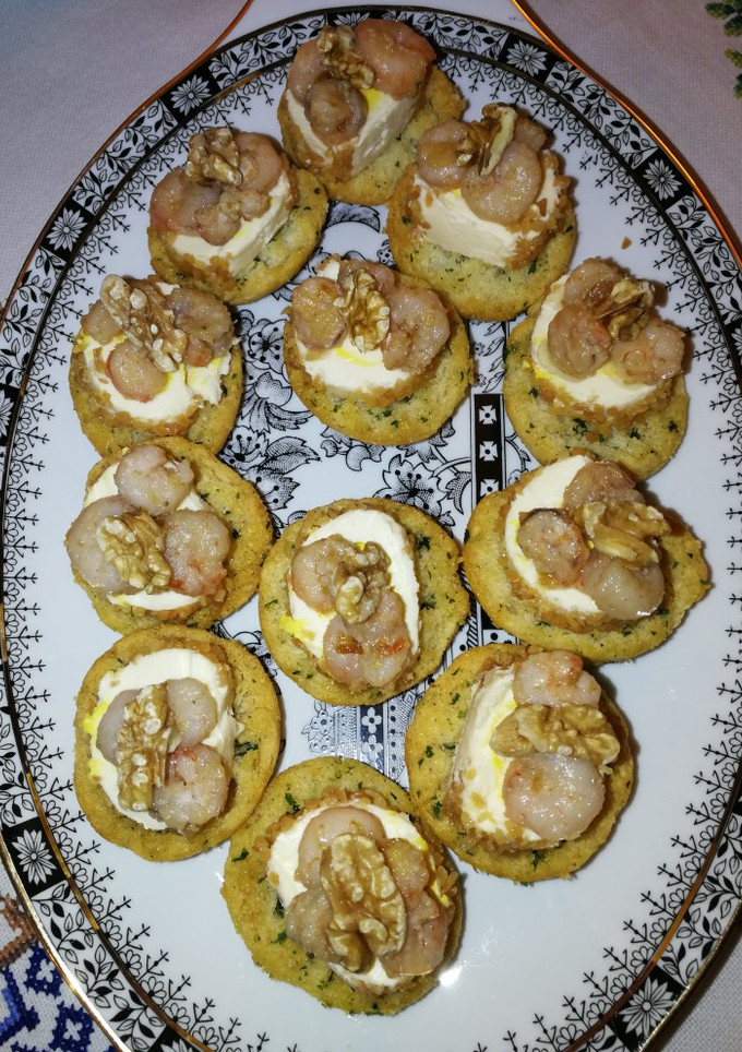 Una foto de Canapés de queso con gambas al ajillo y nuez