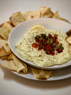 Una foto de Dip de aguacate con mascarpone y nachos caseros!