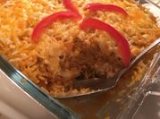 Una foto de pollo en achiote con arroz