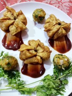 सूजी के समोसे (suji ke samose recipe in hindi) रेसिपी मुख्य फोटो