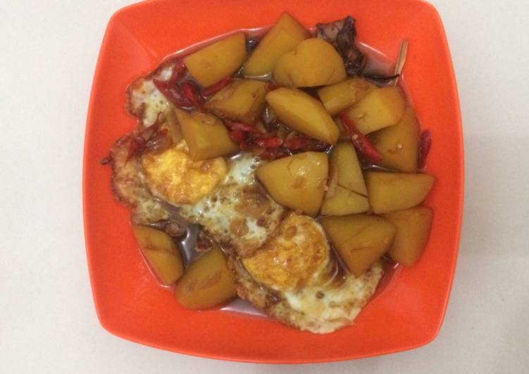 Cara Gampang Menyiapkan Telor+kentang bumbu kecap, Bisa Manjain Lidah
