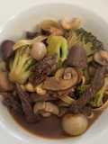 PEPPERED BEEF STIR FRY WITH BROCCOLI, CASHEWS AND TAGLIATELLE