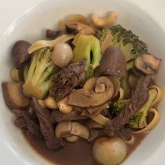 A picture of PEPPERED BEEF STIR FRY WITH BROCCOLI, CASHEWS AND TAGLIATELLE.