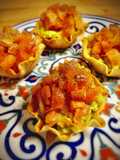Cestas de guacamole con salmón marinado