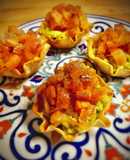Cestas de guacamole con salmón marinado