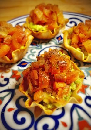 Una foto de Cestas de guacamole con salmón marinado