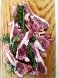 Costillas de cordero con salsa chimichurri