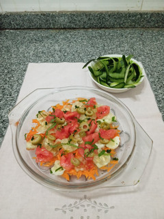 Una foto de Ensalada mixta y cáscaras crocantes de pepino