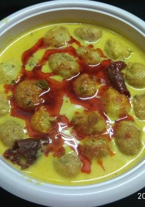 उड़द दाल की पकोडे वाली कढ़ी (udad dal pakode kadhi recipe) रेसिपी मुख्य फोटो