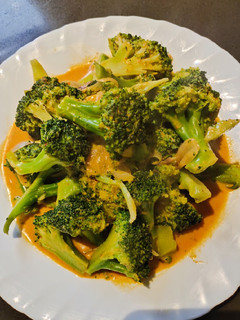 A picture of Curry Broccoli.